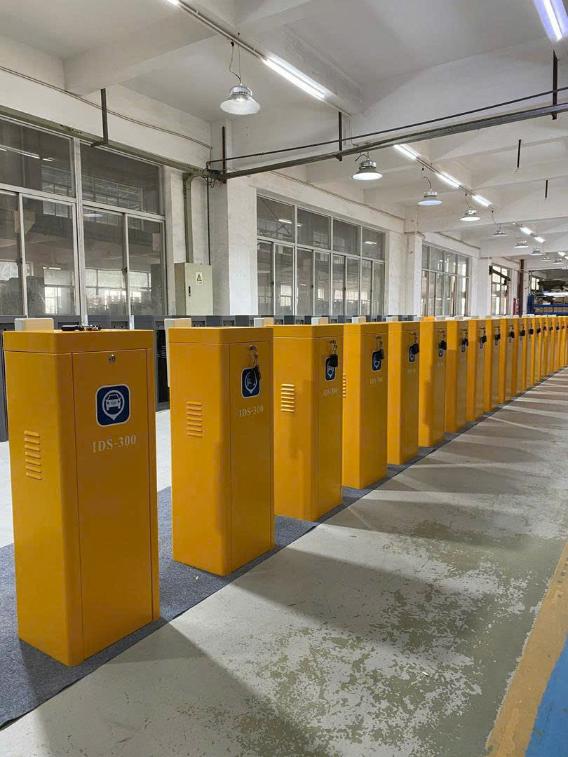 Hàng rào chắn tự động IDS 300 màu vàng xếp hàng trong nhà xưởng sản xuất